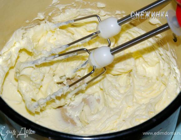 Размягченное при комнатной температуре сливочное масло слегка взбейте миксером.