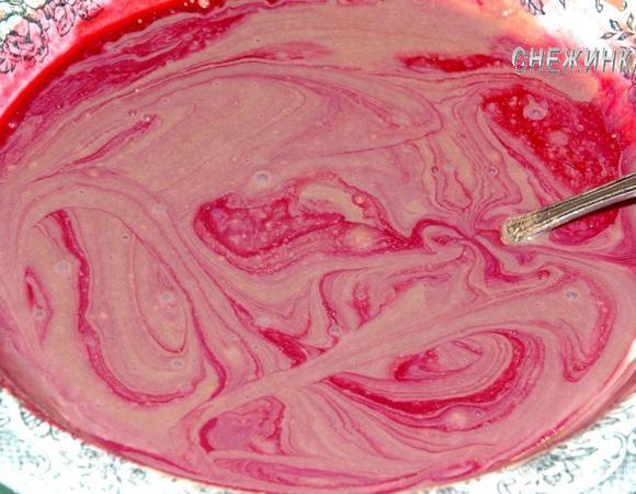 Отдельно смешайте сгущенное молоко с коньяком из-под вишни.