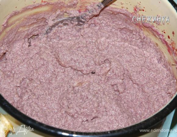 Добавьте его к маслу, взбейте, всыпьте какао и хорошо перемешайте. Крем готов.