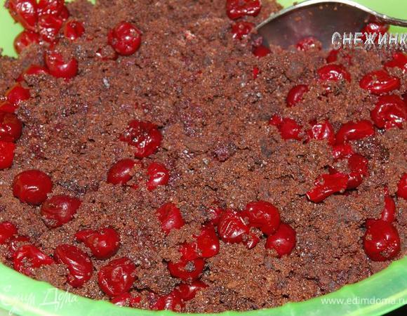 Измельченный бисквит смешайте с вишней.