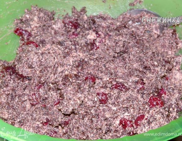 Затем выложите к нему крем и хорошо перемешайте.