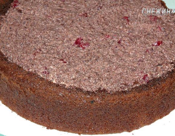 Наполните «коробочку» из бисквита полученной массой.