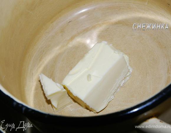 Приготовьте глазурь. В кастрюльку положите сливочное масло, поставьте ее на водяную баню.