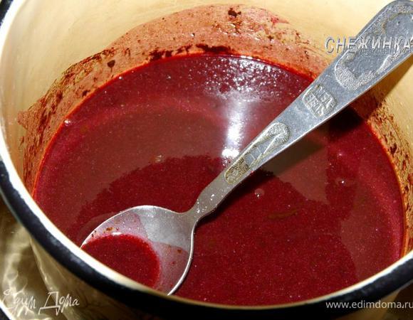 Добавьте коньяк из-под вишни и какао, перемешайте.