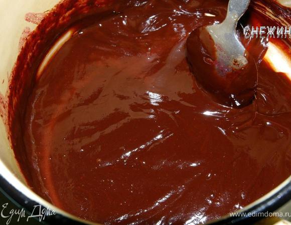 Получается однородная кремообразная гладкая глазурь. Снимите с огня. Дайте немного остыть.