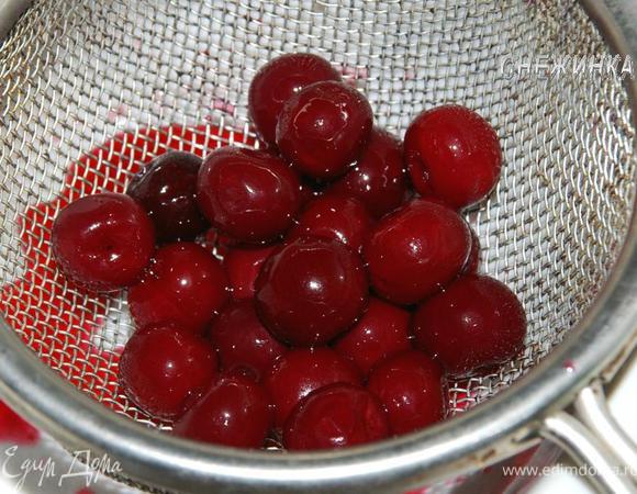 Вишни с косточкой откиньте на дуршлаг.