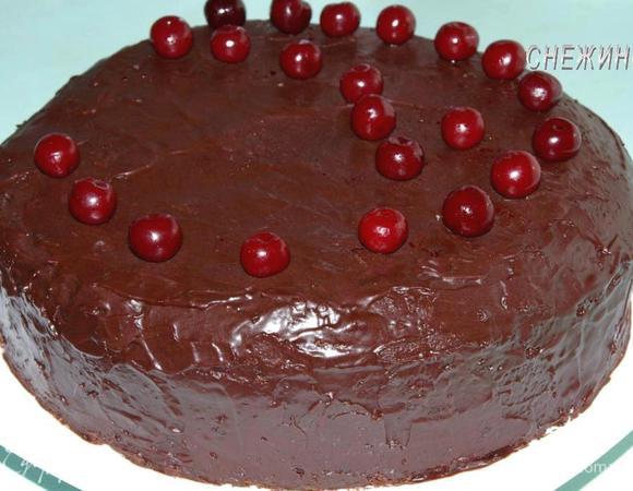 Даем ей немного застыть и украсьте торт вишенками.