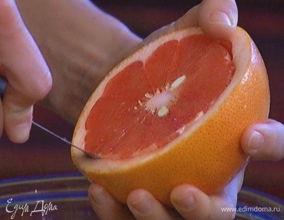 Грейпфрут разрезать пополам и вырезать мякоть, сохранив целыми чашечки из кожуры.