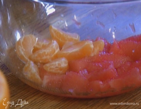 Мандарин почистить и разделить на дольки.