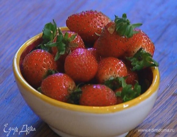 Клубнику разрезать на 4 части.