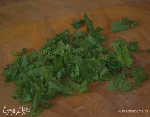 Мяту порезать.