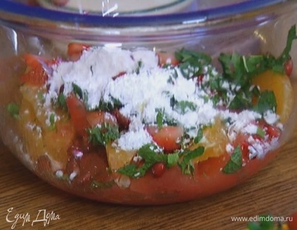 Соединить мякоть грейпфрута и апельсина, дольки мандарина, зерна граната, клубнику и мяту, добавить сахарную пудру, апельсиновую воду и перемешать.