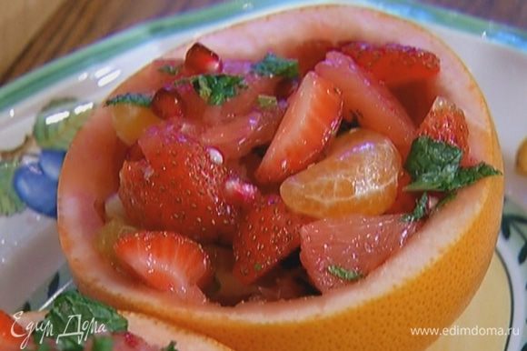 Выложить салат в чашечки от грейпфрута.