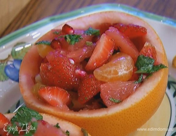 Выложить салат в чашечки от грейпфрута.