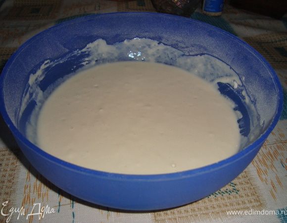 Нагреть 190 мл воды до 40 гр, растворить в ней дрожжи, влить в 120 г просеянной муки, перемешать. Миску затянуть пленкой и оставить опару подниматься на 1,5 -2 ч. 