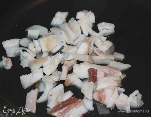 Сало нарезать небольшими кусочками. Лук очистить и измельчить.