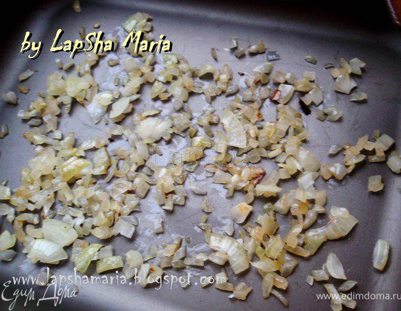 Обжарим на сливочном масле тонко нарезанный лук. Смажем дно формы для запекания сливочным маслом и положим слой лука.