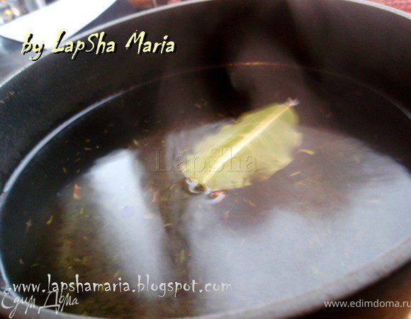 Первым делом приготовим бульон. Я делаю легкий куриный бульон на грудке с добавлением 1/2 ч.л. тимьяна, лаврового листа, черного перца горошком (4-5 горошин), пару гвоздичек и соли. Курицу добавляю в кипящую воду, чтобы не было пены и варю примерно 30-40 минут. Вы можете сделать любой другой бульон, который вам полюбился. 