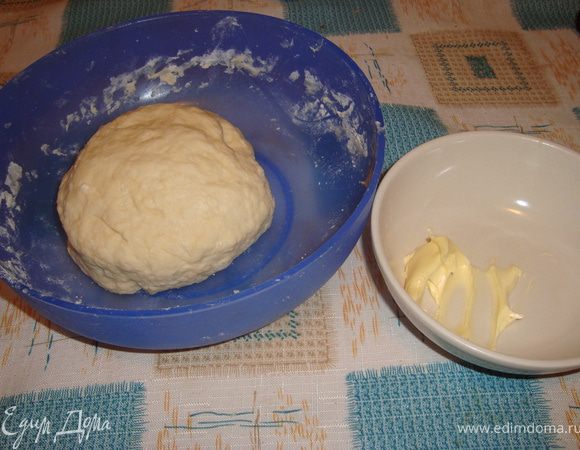 В поднявшуюся опару просеять оставшуюся муку, добавить соль, сахар и замесить тесто. Когда тесто схватиться, небольшими кусочками добавлять размягченное масло, продолжая вымешивать. Сформировать из теста шар и оставить подходить на 1-1,5 ч. Тесто должно получиться крутым, чтобы бублики не деформировались при обварке.