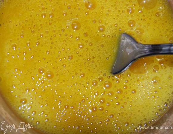 Слегка взобьем яйца. Обмакнем медальоны в яйце,затем обваляем в смеси кунжута и муки.