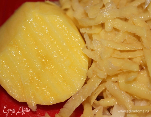 Картофель очистить и натереть на терке, отжать жидкость.