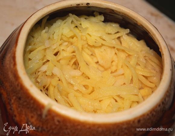 Выложить картофель в форму для запекания (у меня горшочек).