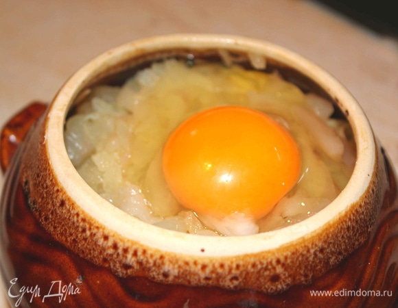 Добавить сало с луком, яйца, соль и перец. Перемешать, разровнять поверхность, накрыть крышкой и поставить в разогретую до 180°C духовку на 1 час.