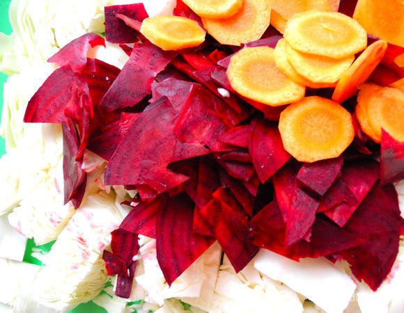 Свеклу и морковку очистить, нарезать морковь кружочками, а свеклу ломтиками. Капусту нарезаем на крупные кусочки. Чеснок нарежем пластиночками поперек.