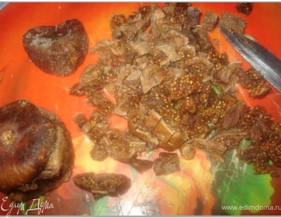 Измельчить орехи и инжир,добавить изюм и залить смесь коньяком(или хересом),оставить настаиваться на 2-3 часа. 