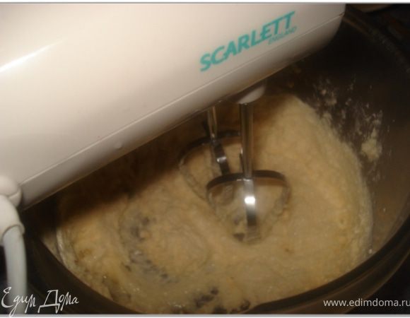 Масло расЕРЕТЬ со стаканом сахара добела.