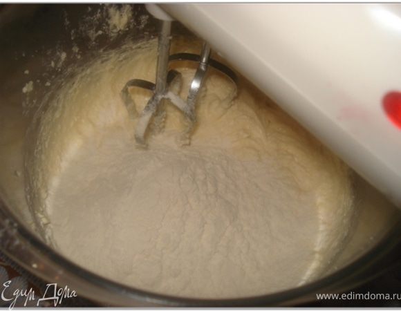 Чередуя,ввести в масло 1/4 мучной смеси. 