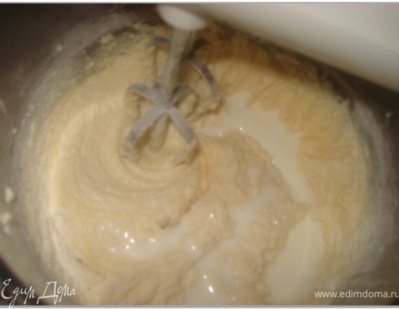 Затем 1/3 молока и так далее,пока мука и молоко не закончатся.