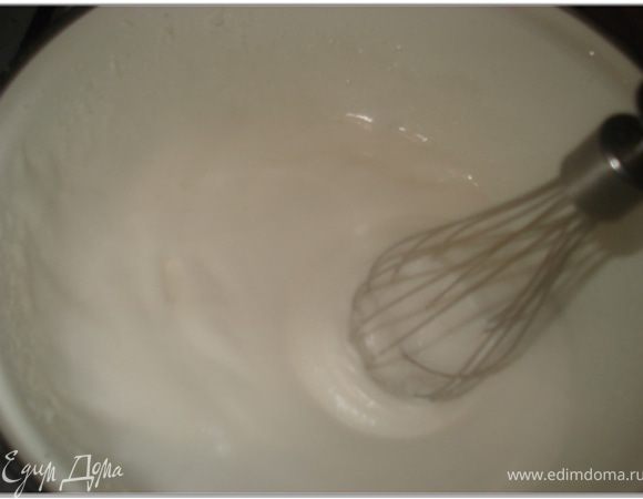 Белки с солью взбить до устойчивых пиков,постепенно добавляя 1/2 сахара.