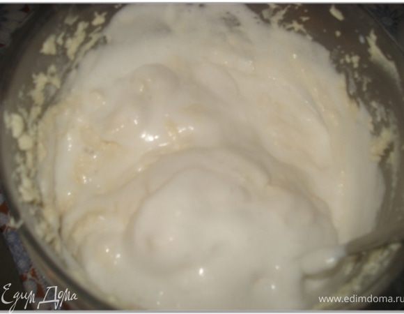 Аккуратно ввксти белки в тесто и хорошо вымешать тесто.