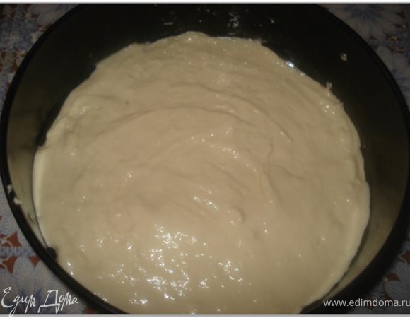 Тесто разделить на 3 части. Подготовить форму для выпечки и вылить туда одну часть теста. 