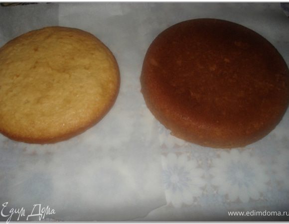 Выпекать в предварительно разогретой до 180 градусов духовке 30-40 минут. Готовность проверяем палочкой. Коржи полностью остудить.