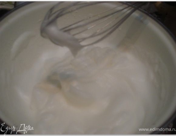 Белковый крем. Белки взбить до устойчивых пиков в глубокой, жаропрочной посуде.