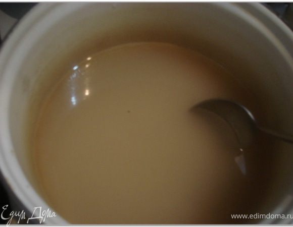 В кастрюле с толстым дном смешать сахар и 1 стакан воды, добавить винный уксус. 