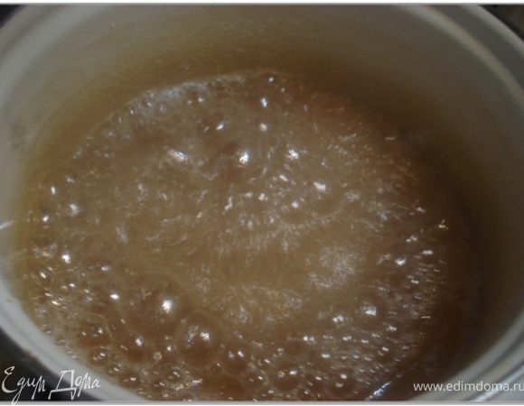 Варить сироп на слабом огне при постоянном помешивании около 20 минут,пока из него при обмакивании ложки не будут вытягиваться тонкие карамельные нити.