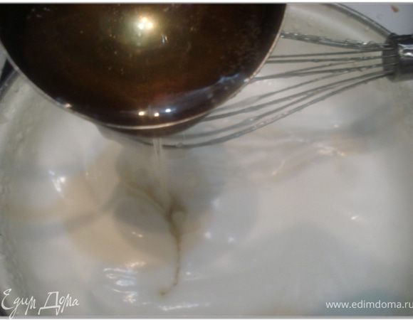 Готовый горячий сироп тонкой струйкой ввести во взбитые белки,постоянно помешивая,добавить миндальную эссенцию и соль. 