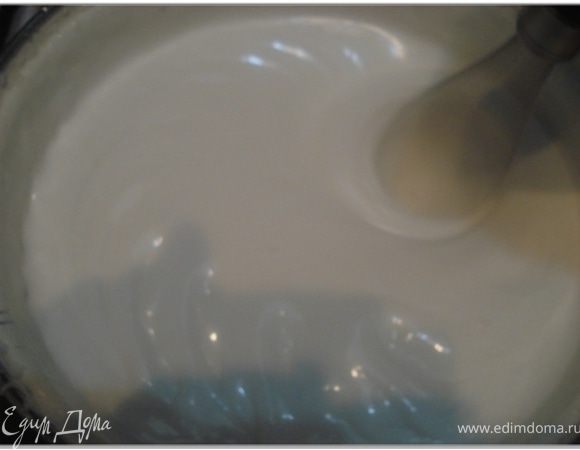 После того как весь сироп будет введен взбивать еще 2-3 минуты. 