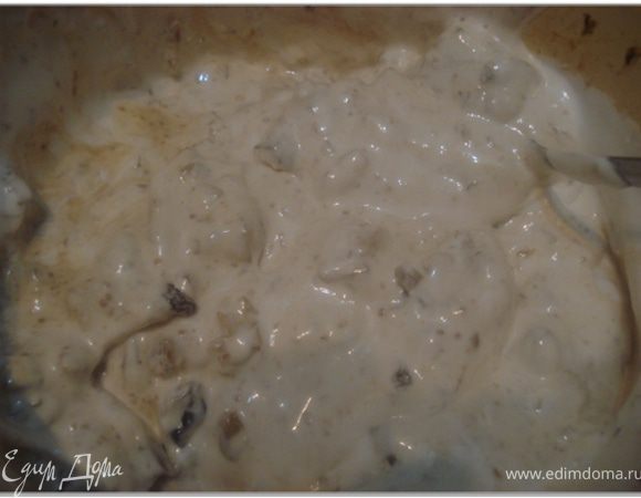 Белковый крем разделить на 2 части,одну смешать с орехово-фруктовой смесью. 