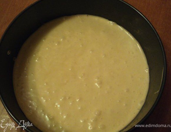 Затем осторожно вмешать муку и несколько капель ванильной эссенции.                        