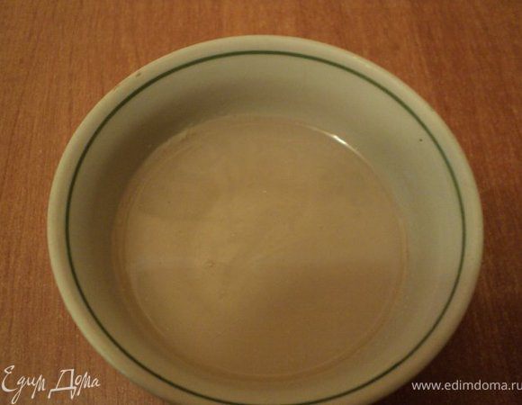 Для пропитки сварить сироп, слегка охладить, добавить шампанское.