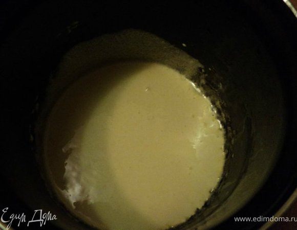 Желтки взбить с половиной сахара. 
