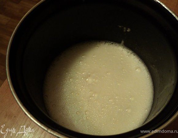 Тонкой струйкой влить шампанское во взбитые желтки, поставить на огонь и постоянно помешивая нагреть до загустения ( не кипятить!). Добавить распущенный желатин, размешать, дать остыть.