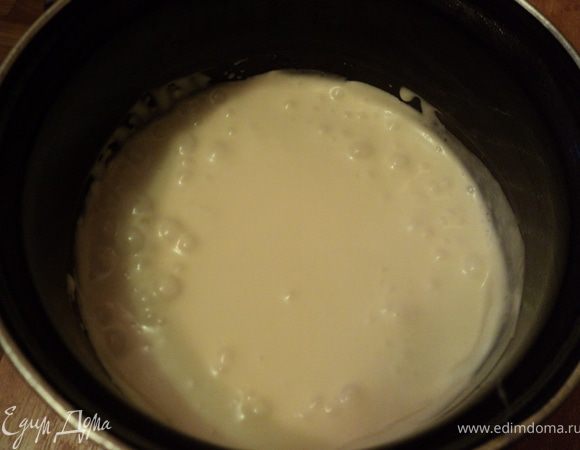 Тонкой струйкой влить шампанское во взбитые желтки, поставить на огонь и постоянно помешивая нагреть до загустения ( не кипятить!). Добавить распущенный желатин, размешать, дать остыть.