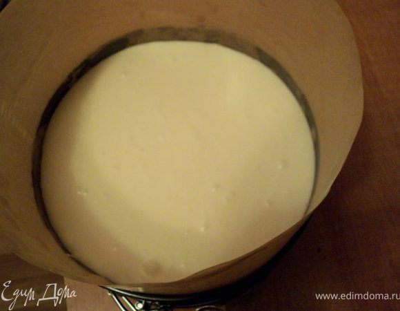 На корж вылить белый мусс. Поставить в холодильник на 1час застывать.