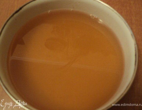 Подготовить желатин как указано выше. Шампанское с лимонным соком и сахаром нагреть до растворения сахара. Добавить распущенный желатин, охладить до комнатной температуры.