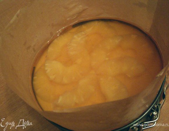 На застывший мусс выложить ананасы и залить охлажденным желе. Поставить в холодильник на 3-4 часа для застывания..